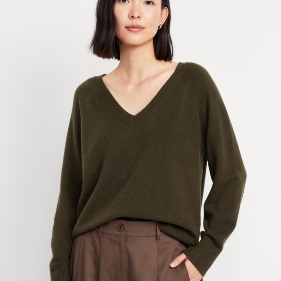 NWT OLD NAVY SoSoft Loose V-Neck Sweater Color Conifer SIZE LARGE - Picture 2 of 7
